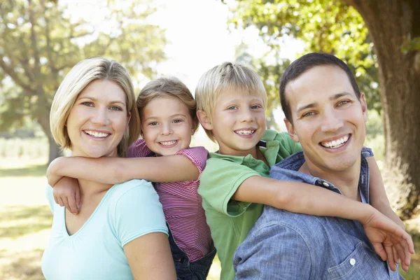 Gelukkige familie Rechtenvrije Stockfoto's