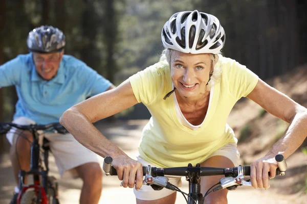 Senior couple on bike ride — Stock Photo, Image