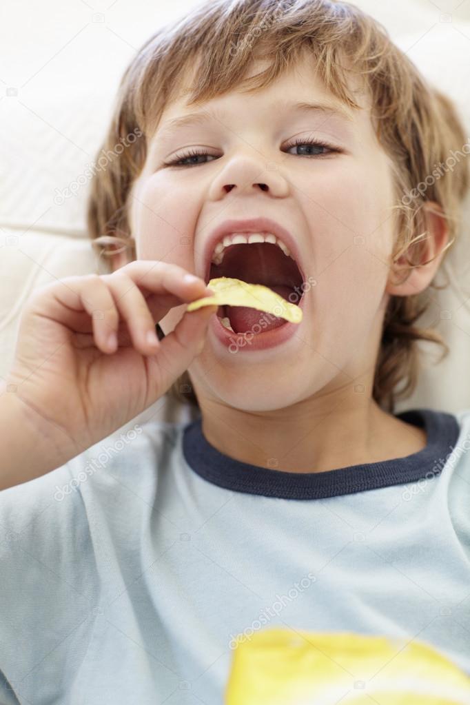 Cips yiyen çocuk Stok fotoğrafçılık ©monkeybusiness Telifsiz resim