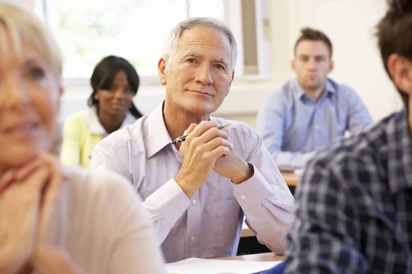 Studente anziano in classe — Foto Stock