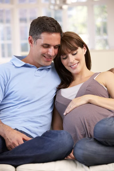Paar erwartet Baby — Stockfoto