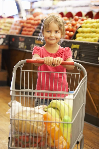 Chica en el supermercado — Foto de Stock