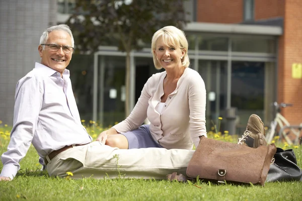 Laatstejaarsstudenten paar — Stockfoto