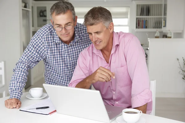 Midden leeftijd mannen die op laptop werkt — Stockfoto