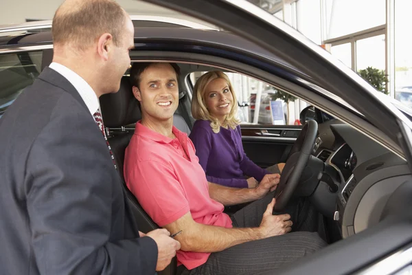 Couple buying a car — Stock Photo, Image