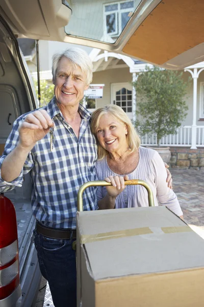 Senior pareja mudanza casa — Foto de Stock