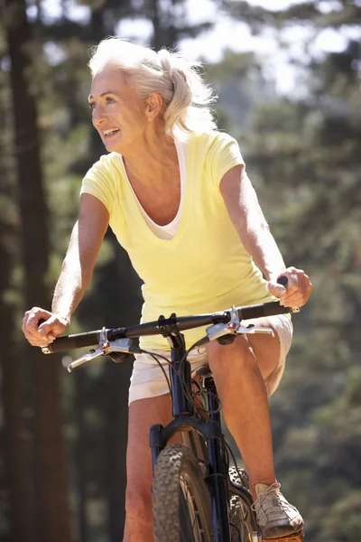 Senior vrouw op fietstocht — Stockfoto