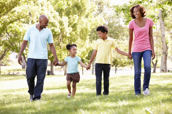 Wandelen met het gezin — Stockfoto