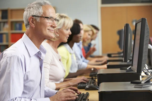 Studenten die aan computers werken — Stockfoto