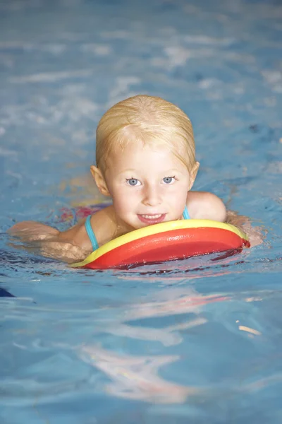 Flicka i poolen — Stockfoto