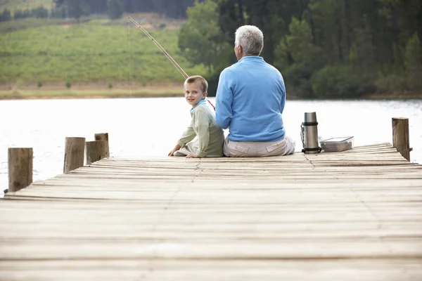 Äldre man och barnbarn fiske — Stockfoto