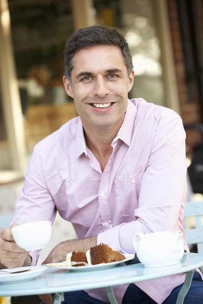 Homme assis dans un café — Photo