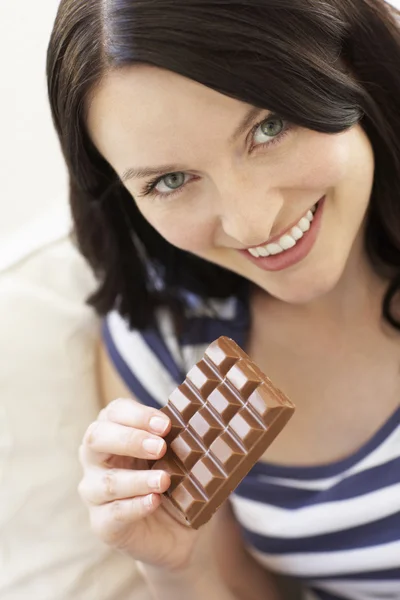 Žena jí čokoládu — Stock fotografie