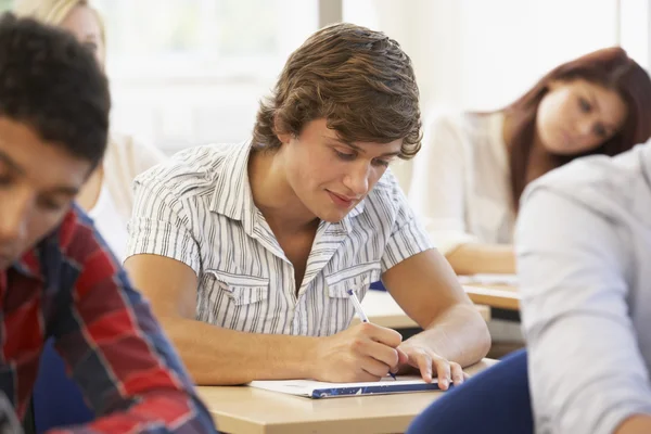 Studenti ve třídě — Stock fotografie