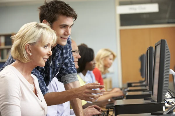 Studenten die aan computers werken — Stockfoto