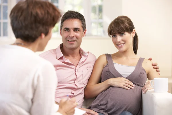 Casal conversando com parteira — Fotografia de Stock