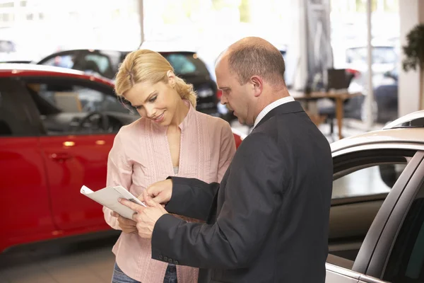 Frau kauft ein Auto — Stockfoto