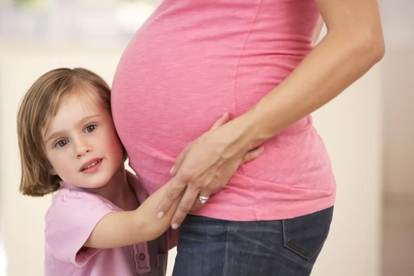 Zwangere vrouw met dochter — Stockfoto