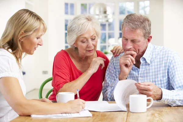 Koppel met financieel adviseur — Stockfoto