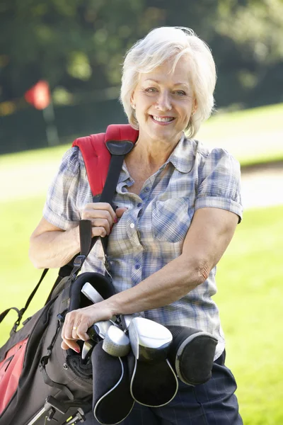 Frau auf Golfplatz — Stockfoto