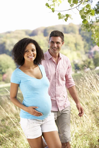 Expectant couple outdoors — Stock Photo, Image