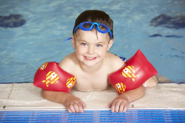 Młody chłopak w basenie — Zdjęcie stockowe