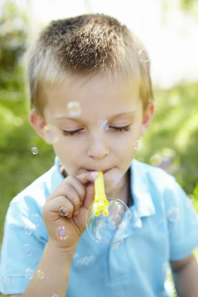 Jovem menino soprando bolhas — Fotografia de Stock