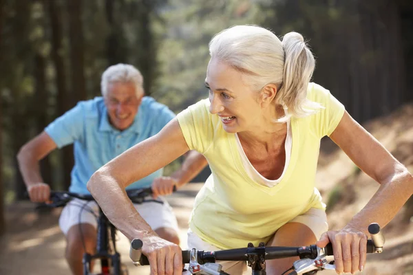 Senior koppel op fietstocht — Stockfoto