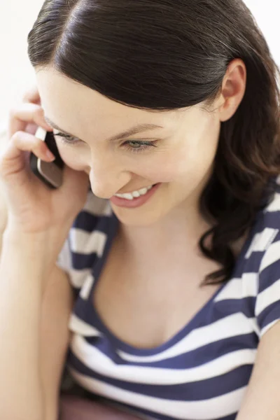 Vrouw met telefoon — Stockfoto