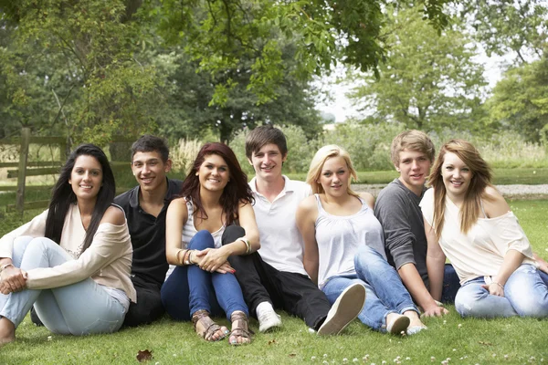 Jóvenes al aire libre — Foto de Stock