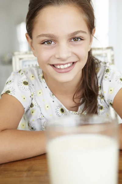 Mädchen mit Milch — Stockfoto