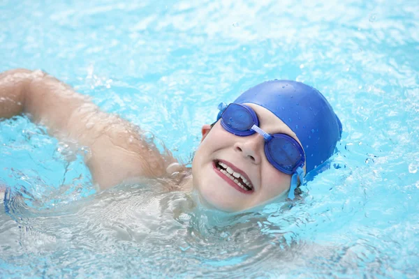 Garçon nager dans la piscine — Photo