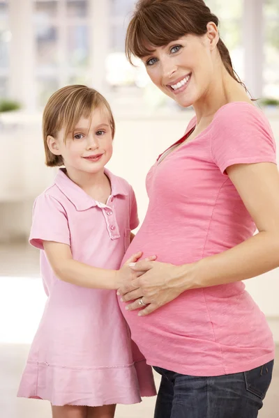 Femme enceinte avec fille — Photo