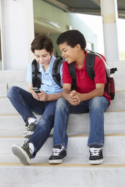 Meninos com telefone na escola — Fotografia de Stock