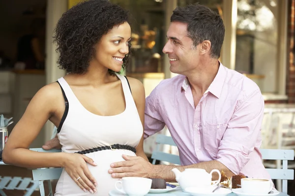 Pareja embarazada sentada en la cafetería —  Fotos de Stock