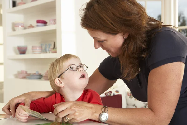 Sindrome di Down terapia ragazzo — Foto Stock