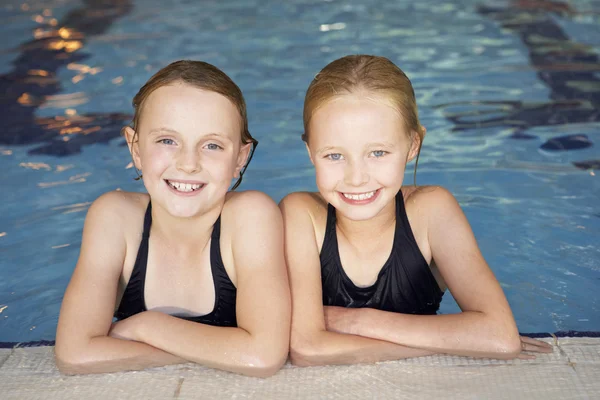 Chicas en la piscina — Foto de Stock