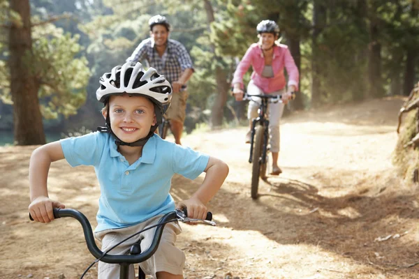 Jonge gezin op fietstocht — Stockfoto