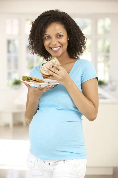 Mulher grávida com sanduíche — Fotografia de Stock