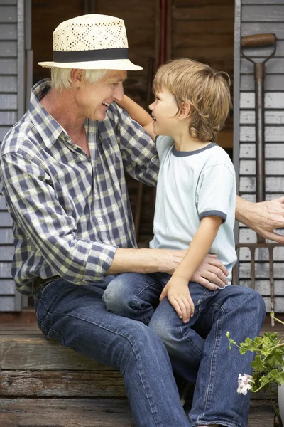 Abuelo y nieto — Foto de Stock