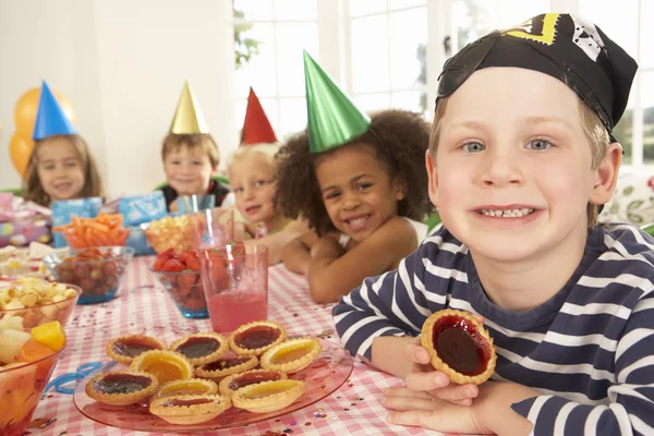 Niños en fiesta de cumpleaños —  Fotos de Stock