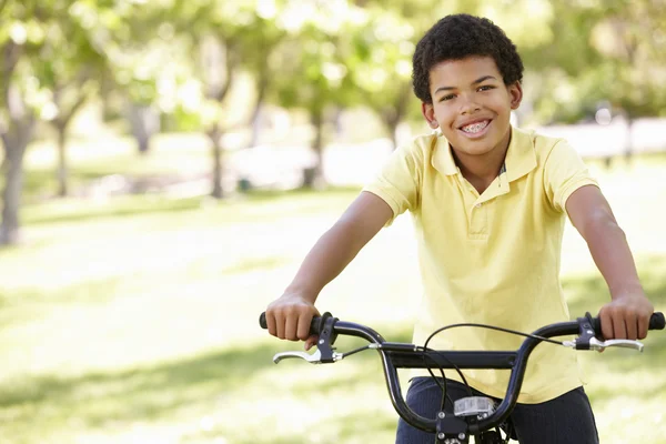 サイクリングの少年 — ストック写真