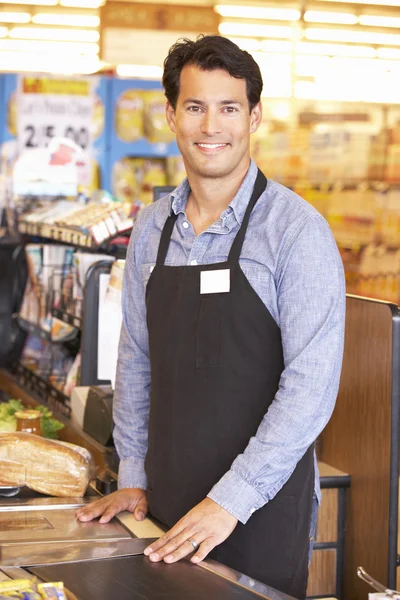 Trabalhador de supermercado — Fotografia de Stock