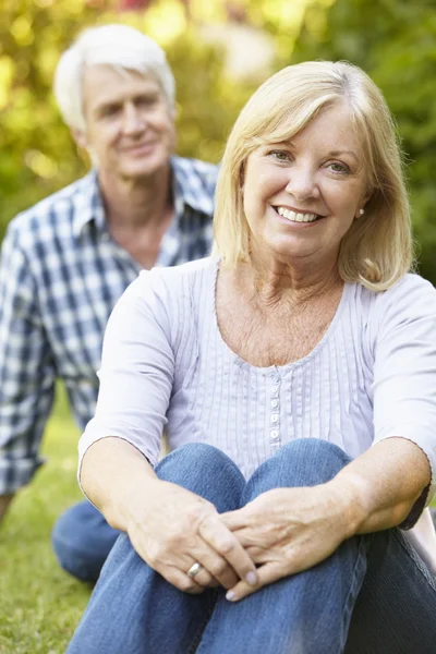 Seniorenpaar in tuin — Stockfoto