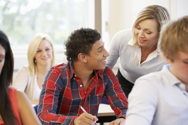 Estudantes e tutor — Fotografia de Stock