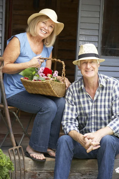 Äldre par på verandan — Stockfoto