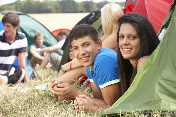 Pessoas em viagem de acampamento — Fotografia de Stock