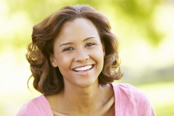 Mujer joven al aire libre — Foto de Stock