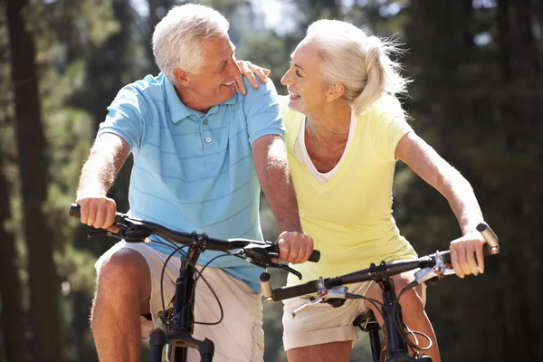 Casal sênior em passeio de bicicleta — Fotografia de Stock