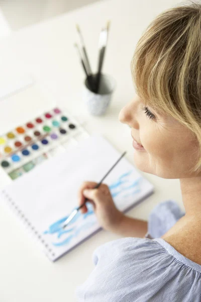 Woman painting with watercolors — Stock Photo, Image